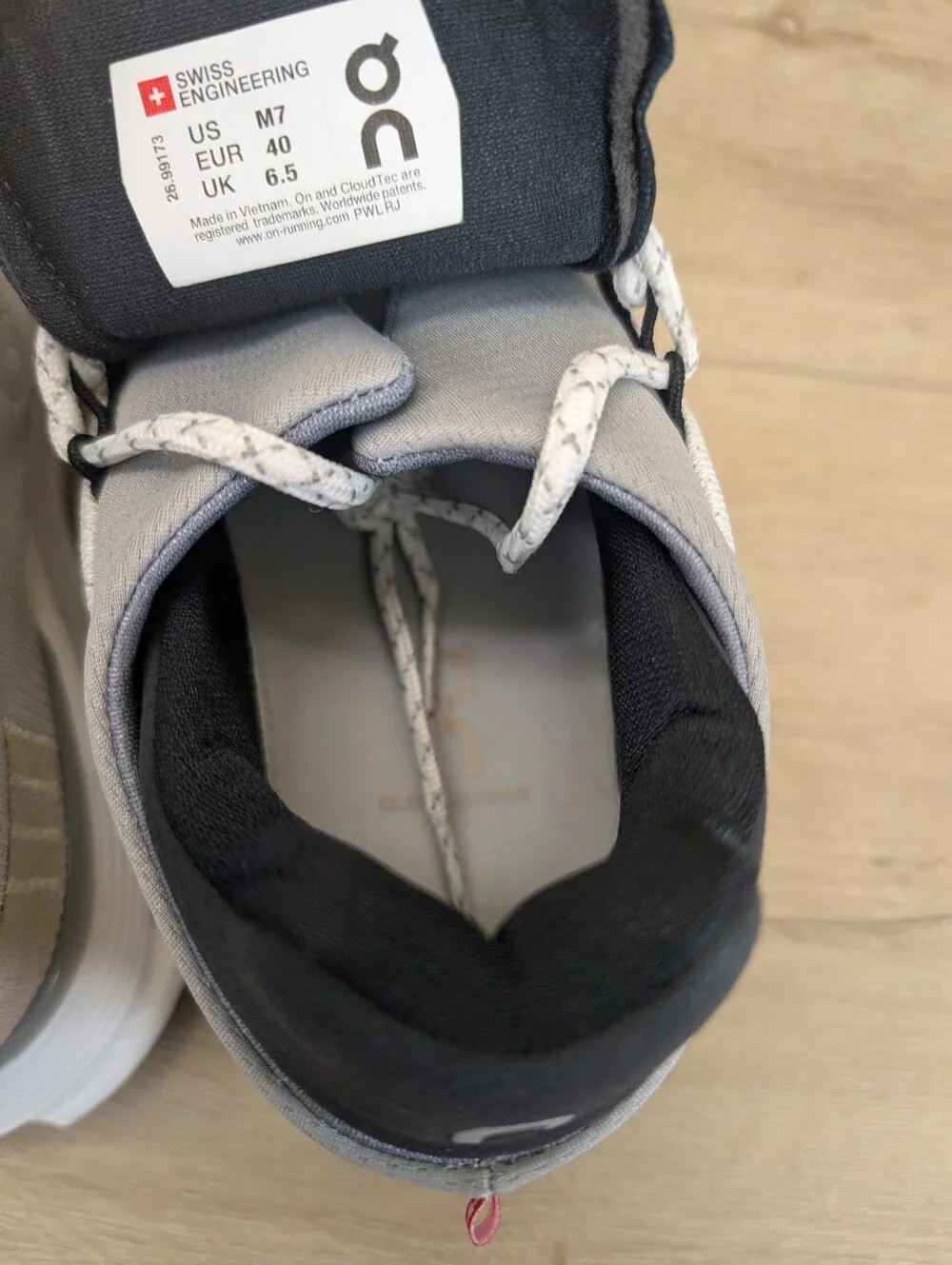 OnCloud Cloudnova Mens Size 7  Silver & Black Brand New
